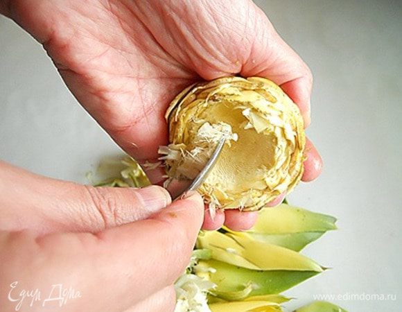 Ложечкой удаляем сердцевину и положим их в миску с водой и соком половины лимона, чтобы избежать потемнения.