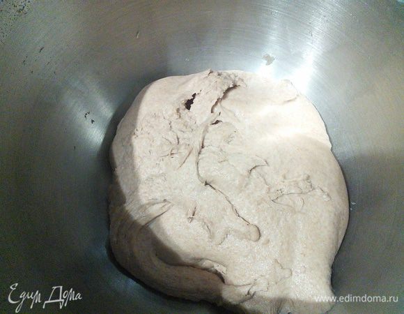 Так выглядит первичный замес через час. Не смотря на то что не были использованы дрожжи, тесто немного увеличилось в размере -  это результат действия кислой среды, способствующей развитию клейковины, молочно - кислых бактерий и ароматических веществ. Это и позволяет использовать меньшее количество дрожжей с их большей эффективностью. 