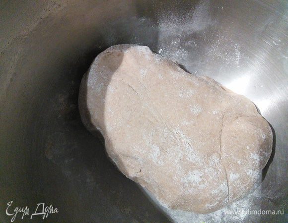 Дрожжи раскрошить и интенсивно вмешать руками вместе с ржаной ц/з мукой (ее к сожалению нет в списке ингредиентов) в бигу. Накрыть смоченным в горячей воде полотенцем и поставить подходить на 1,5 часа в тёплое место  при температуре 25°. Я нагреваю для этого духовку до 25°,выключаю нагрев и ставлю в нее моё тесто. 