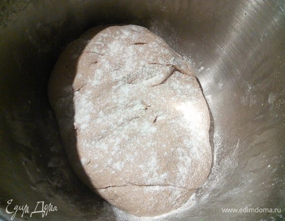 И через 1 час... Во время каждого обминания теста включать духовку, поддерживая постоянную температу. 