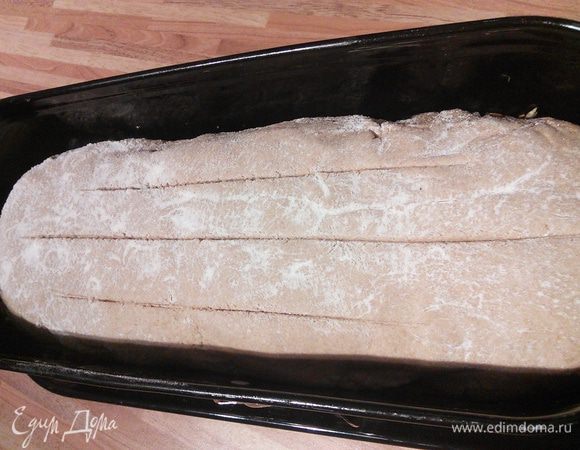 Батон выложить в форму для выпекания, я ее на всякий случай сказала маслом. 