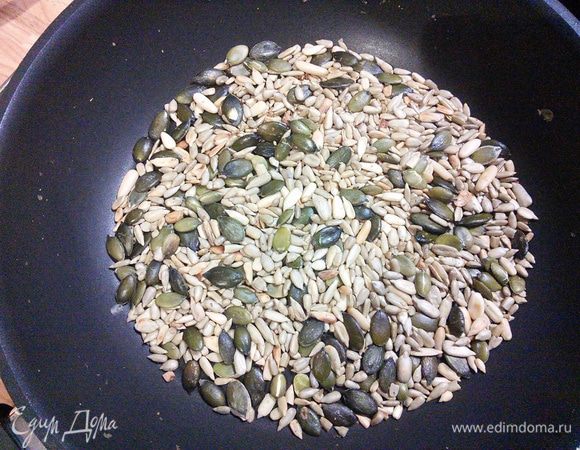 Семечки ( у меня микс) поджарить на горячей сковороде и горячими выложить на тесто, накрыть горячим влажным полотенцем и отправить на 45 мин. в тёплую духовку. 