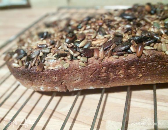 В низ духовки на решётку поставить мисочку с горячей водой, разогреть до 250°.  Выпекать хлеб первые 15 мин. затем снизить температуру до 220 -  200° и выпекать еще 30 мин. Охладить на решетке. 