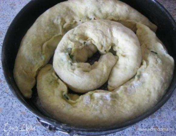 Форму ( 26 см) смазать растительным маслом.
Выложить рулеты в форму, придавая форму улитки.
Поставить пирог на расстойку, на полчаса , в теплое место.

Выпекать в разогретой до 180 С духовке, 35-40 минут.