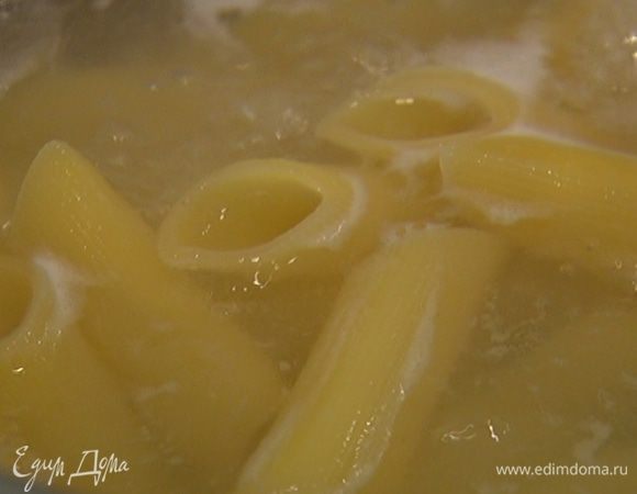 Макароны отварить согласно инструкции на упаковке, затем воду слить.