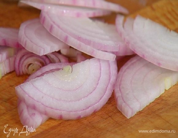 Лук почистить и нарезать полукольцами.