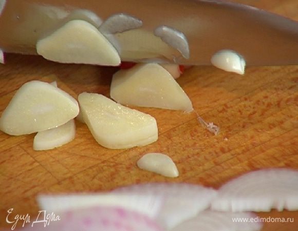 Чеснок почистить и порубить не слишком мелко.