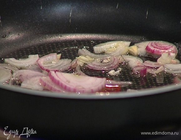 Разогреть в сковороде оливковое масло и обжарить лук с чесноком.