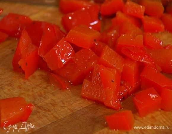 Консервированный сладкий перец промокнуть бумажным полотенцем, чтобы убрать лишнее масло, и нарезать кусочками.