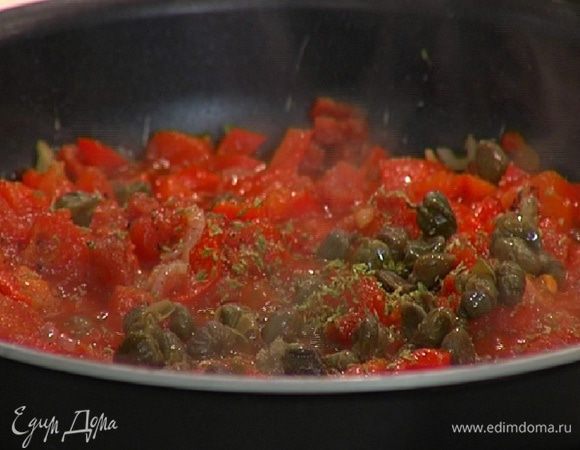 Добавить в сковороду перец, помидоры и каперсы, всыпать сахар, орегано, соль и перец, все перемешать.
