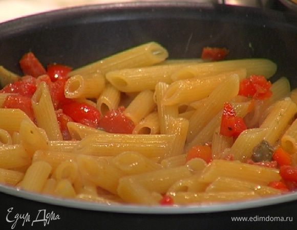 Отваренные макароны добавить к овощам с колбасками, перемешать и снять сковороду с огня.