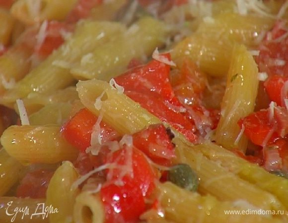 Макароны с овощным соусом переложить на блюдо, посыпать сыром и сбрызнуть оливковым маслом Extra Virgin.