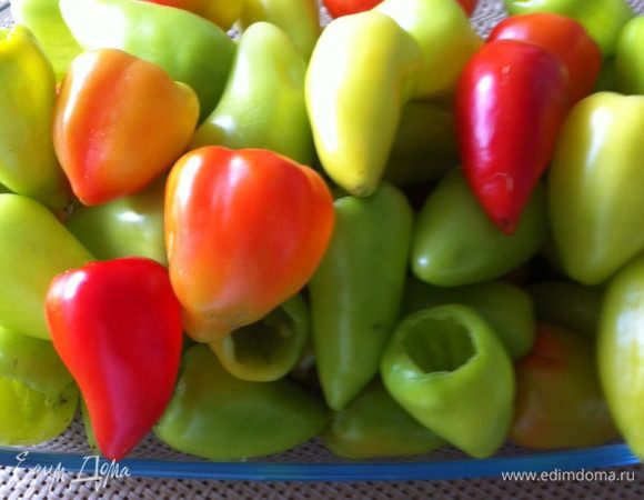 Перец моем, очищаем от семян.