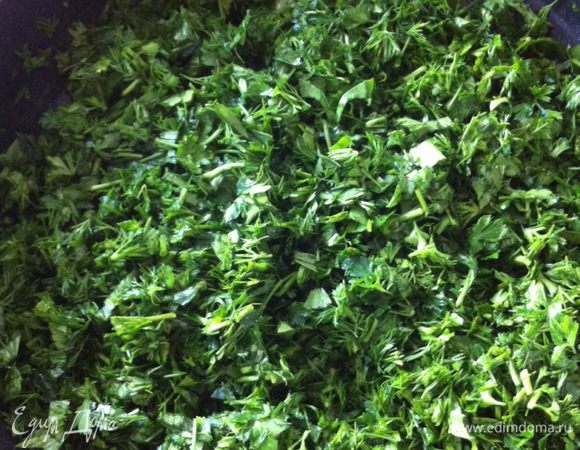 Зелень моем и нарезаем.