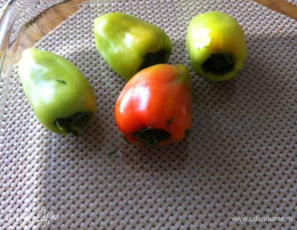 Начиняем наш перец зеленью.