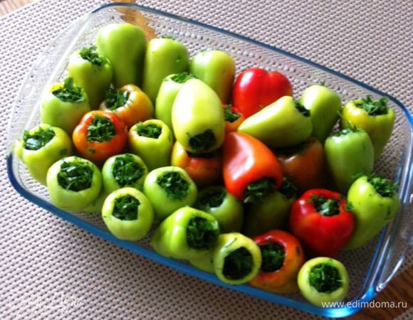 Полученные фаршированные зеленью перцы замораживаем. Используем по мере необходимости при приготовлении супа, борща, плова, соусов.....
Зимой конечно же тоже продается зелень, но она все же не такая вкусная :)))).