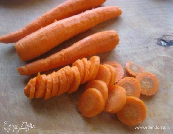 Морковь вымыть, очистить и нарезать соломкой.
Сельдерей тоже нарезать соломкой (я не клала, пишу для тех, кто сельдерей любит)