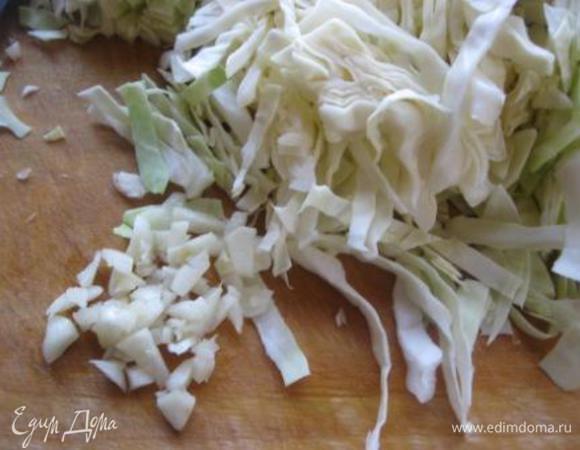 Капусту нашинковать,
зубчик чеснока мелко нарубить.
*Для тех, кто любит острее, можно взять 2 зубчика.