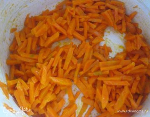 Морковь и сельдерей обжарить в 3-х ст.л оливкового масла, примерно, 10 минут.