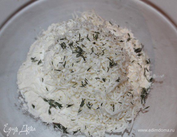 Масло и муку порубить в процессоре или быстро замешать руками, добавить сыр и листики тимьяна, постепенно влить  воду.  Тесто должно стать пластичным . Затянуть в пленку и отправить в холодильник на 30 минут. 

Вместо пармезана я использовала твердый козий сыр.