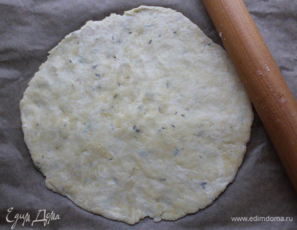 Тесто раскатать в  лепешку примерно 25 см в диаметре.