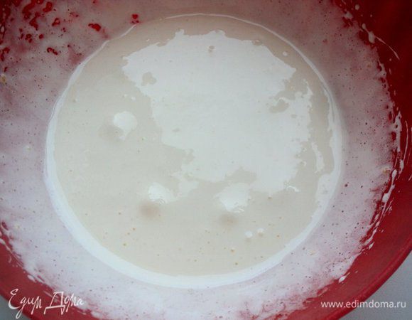 Бисквит: яйцо взбить с сахаром, поставив емкость на кастрюлю с горячей водой (посуда с яйцами не должна касаться воды и кастрюлю не ставить на огонь) до увеличения в объеме в 3 раза в течении 5-6 минут. 