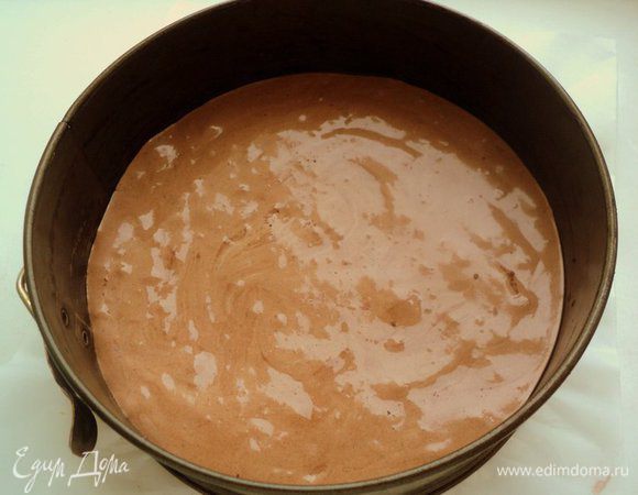 Снять яичную смесь с водяной бани и осторожно добавить смесь муки с какао и разрыхлителем, осторожно  перемешать до однородной массы. Дно формы для выпечки Ф-20см застелить бумагой для выпечки, смазать маслом (бока формы не смазывать), вылить тесто. Что бы бисквит при выпечке был ровный, крутануть несколько раз форму с тестом по часовой стрелке.