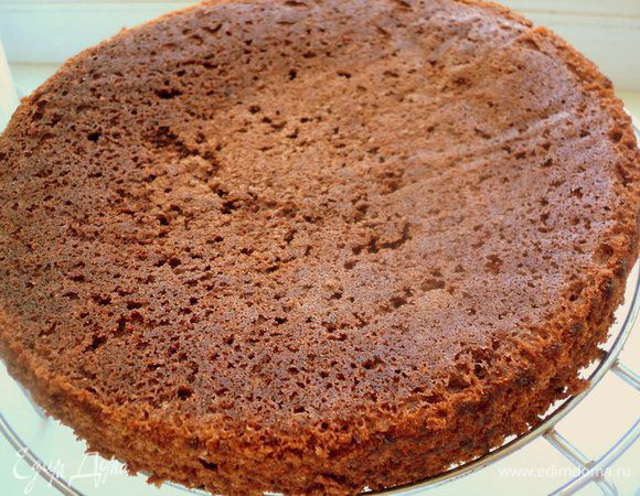 Выпекать при температуре 180 градусов 20 минут. Охладить, перевернув бисквит на решетку.                                                                                                                                                                                                            