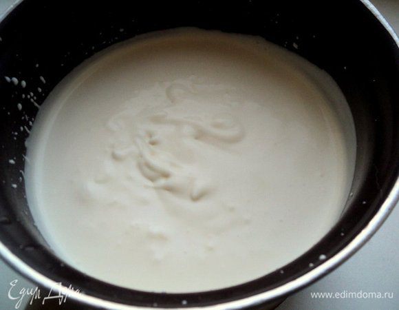 Для суфле: желатин залить 60 мл холодной воды, дать набухнуть и затем распустить на водяной бане. Смешать сметану, йогурт, сахар и взбить миксером до загустения и увеличения в объеме. Начинать взбивать надо с малых оборотов, постепенно их увеличивая. В конце взбивания тонкой струйкой влить распущенный желатин.

