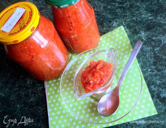 Готовую аджику разложить в ошпаренные кипятком банки и закатать. Получается 7 банок по 0.5л.