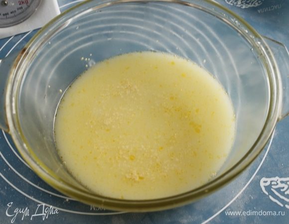 В теплой сыворотке ( можно использовать воду) растворить дрожжи с медом.