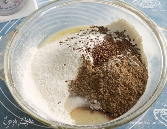 Просеять муку пшеничную, добавить соль, льняную муку , семя льна.