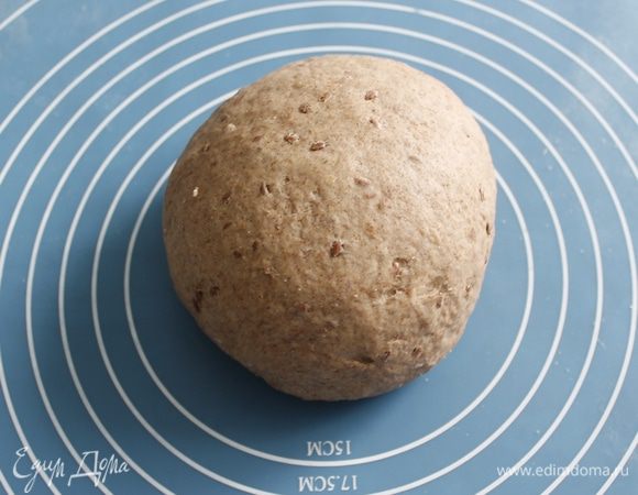 Замесить слегка липковатое тесто.