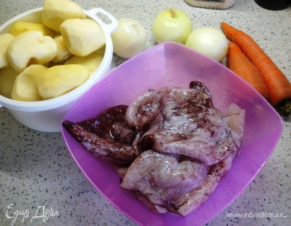 Подготовим продукты...Картофель, лук, морковь почистить, кальмары разморозить, выпотрошить, убрать пластинки и снять кожицу, обдав горячей водой (не кипятком!).. получатся такие розовые, красивые кальмарчики )))