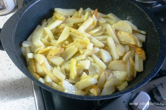 Картофель порезать и обжарить до готовности на 50 г сливочного масла..посолить по вкусу.