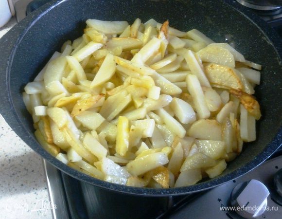 Картофель порезать и обжарить до готовности на  50 г сливочного масла..посолить по вкусу.