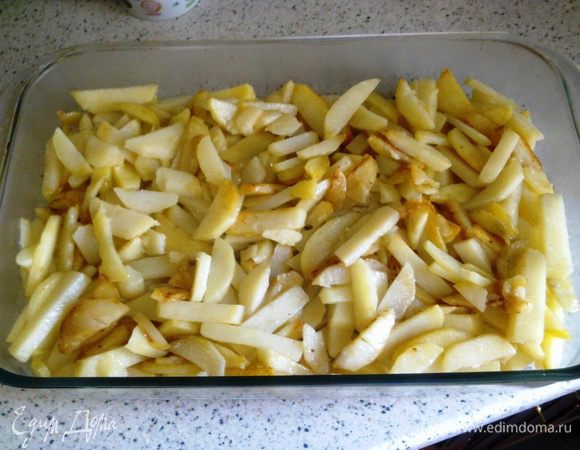 Выложить весь картофель в форму и отставить в сторонку.