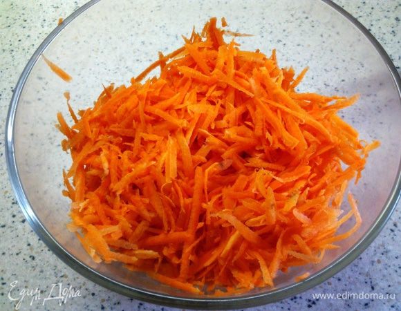 Морковь натереть на крупной тёрке.