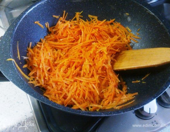 Распустить в сковороде остальные 50 г сливочного масла и потушить на нём морковь до полуготовности.