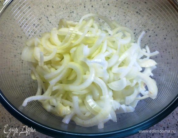 Нарезать лук полукольцами.