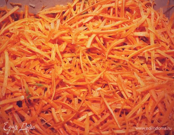 Кабачки и морковь измельчите на терке для корейской моркови.