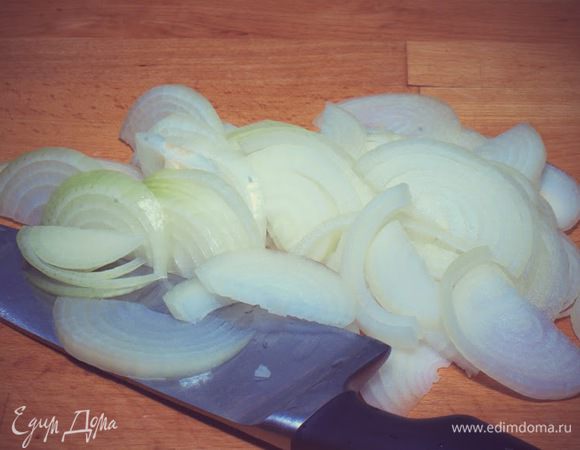 Лук нарежьте тонкими полукольцами.
