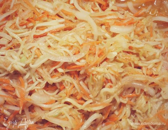 Соедините между собой лук, морковь и кабачки. Добавьте ингредиенты для маринада и пакетик приправы для моркови по-корейски. Готовой приправы у меня не было, я добавляла молотый кориандр, сладкую паприку и красный жгучий перец. Оставьте салат на час мариноваться.