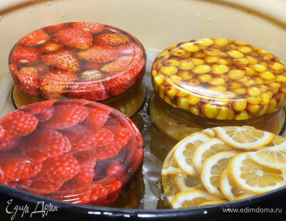 Разложите смесь по стерилизованным банкам, залейте образовавшимся в процессе маринования соком от кабачков, накройте крышками. Поставьте в кастрюлю, залейте холодной водой и держите на плите после закипания 15 минут. На дно кастрюли обязательно положите небольшое полотенце или марлю, чтобы банки не треснули. 