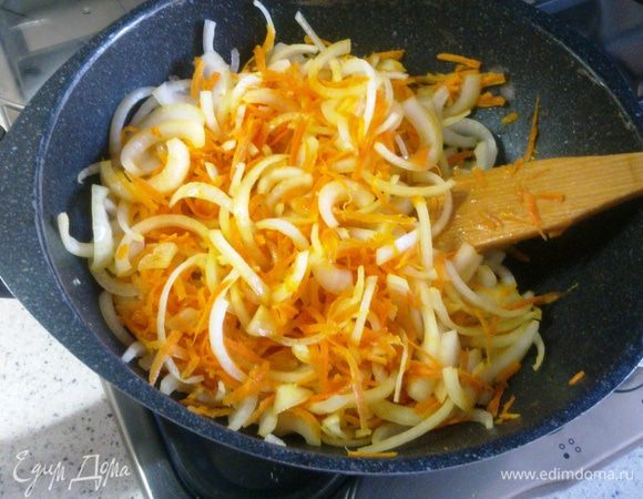 Смешать с морковью и тушить до прозрачности лука...немного посолить.