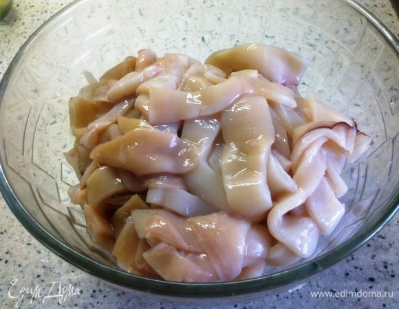 Очищенные кальмары нарезать полосочками.