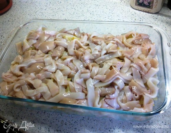 И выложить в форму на обжаренный картофель... кальмары тоже сверху, немного посолить.