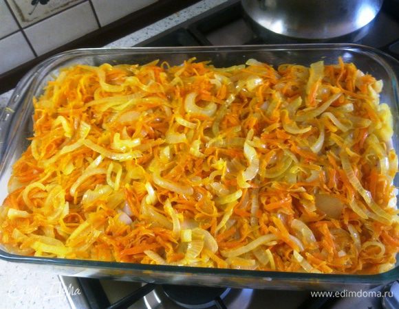 На кальмары выложить морковь с луком.