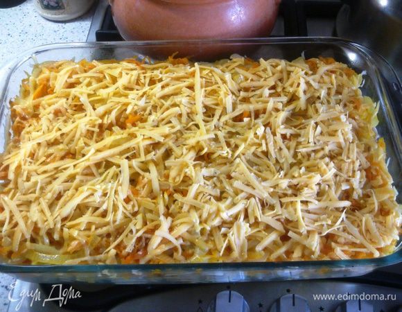 Натереть сыр на крупной тёрке. Через 15-20 минут форму достать, снять фольгу, посыпать сыром и снова в духовой шкаф минут на 5.