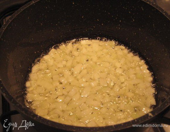 Лук мелко порезать. В сотейнике растопить сливочное масло, на небольшом огне потушить лук 5 минут, постоянно помешивая. 